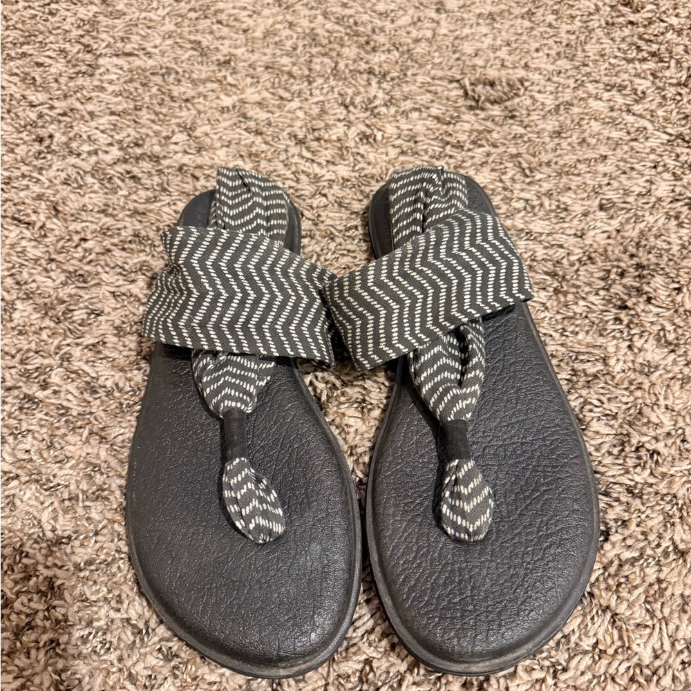 Sanuk Zigzag Strap Sandals - Black and White